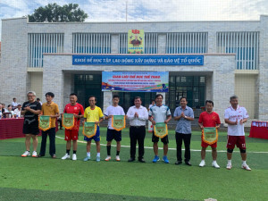 BTC trao cờ lưu niệm cho các đội bóng