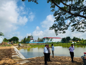 LÃNH ĐẠO ĐẢNG UỶ, UBND XÃ XUÂN HÒA KIỂM TRA TIẾN ĐỘ,   CHẤT LƯỢNG CÔNG TRÌNH HOA VIÊN BỜ HỒ