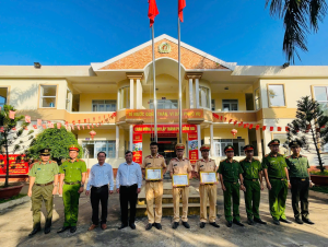 LÃNH ĐẠO UBND XÃ XUÂN HÒA DỰ LỄ CHÀO CỜ ĐẦU TUẦN VÀ TRAO GIẤY KHEN CHO CÁC CÁ NHÂN CÓ THÀNH TÍCH XUẤT SẮC