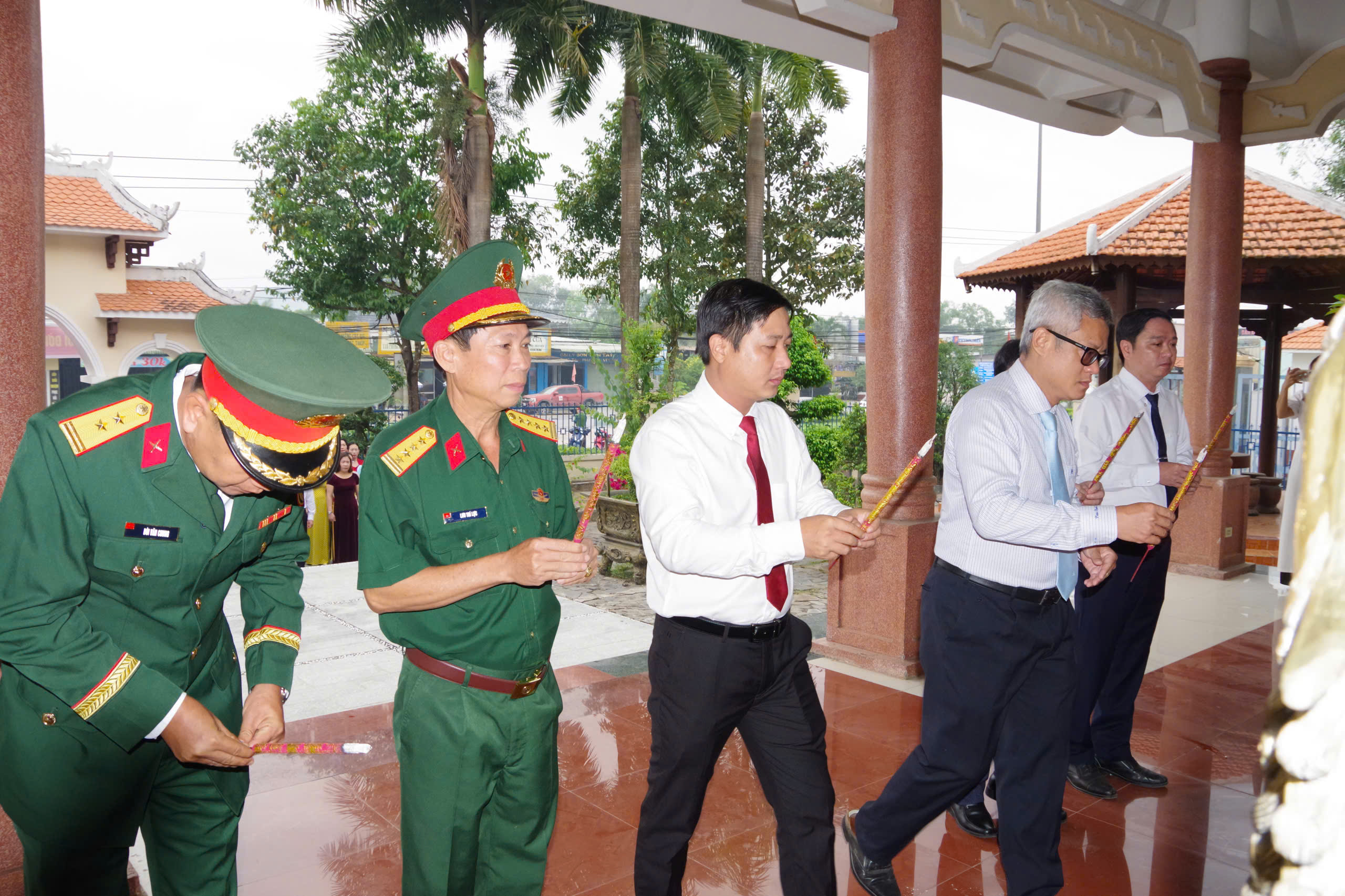 Description: D:\HÌNH ÁNH\2 viếng đền.jpg