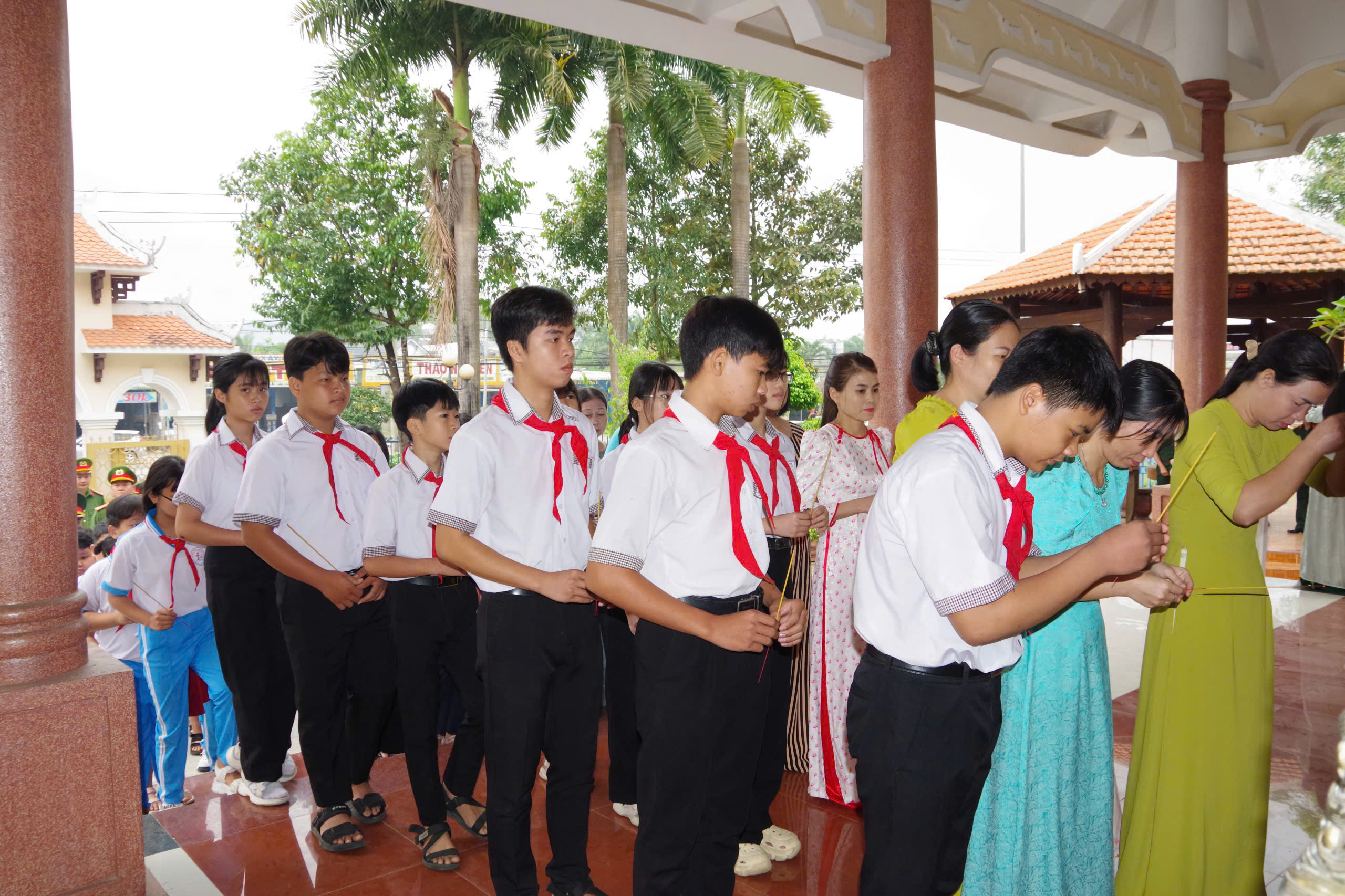 Description: D:\HÌNH ÁNH\8 viếng đền.jpg