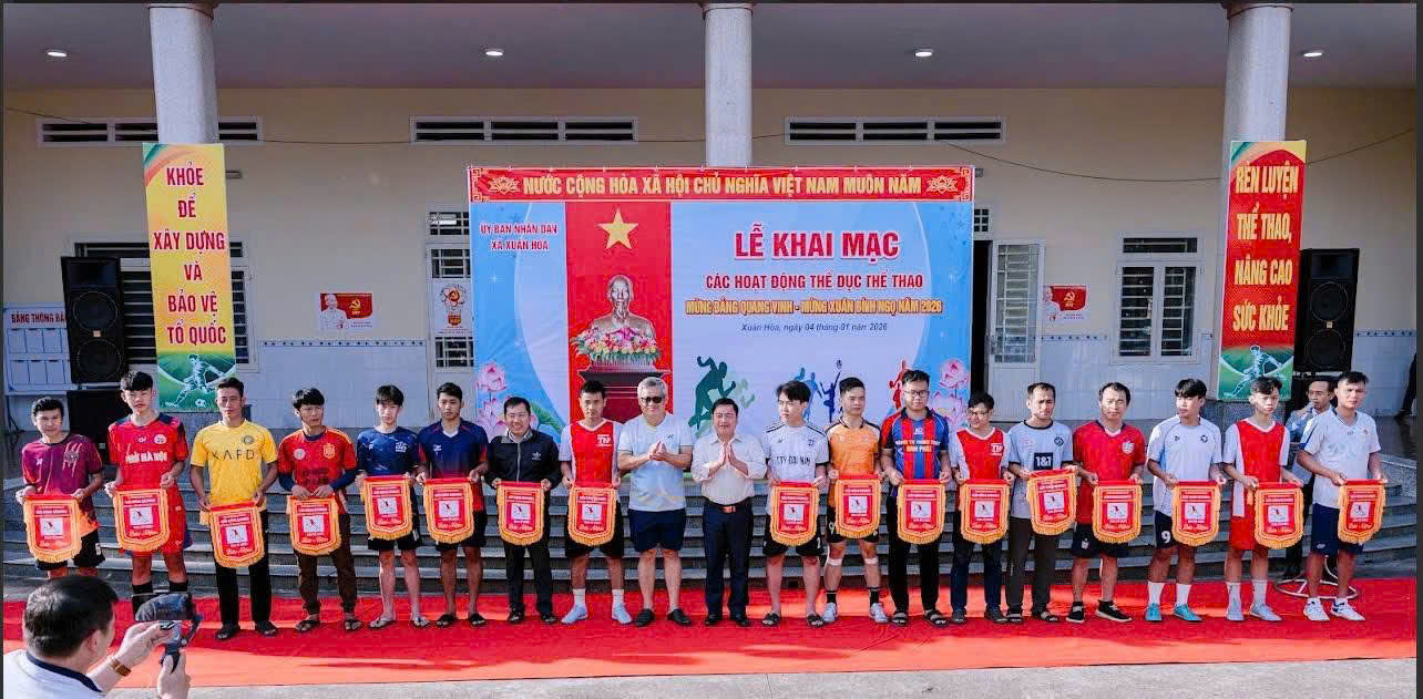 Description: D:\HÌNH ÁNH\2026\BTC trao cờ lưu niệm.jpg