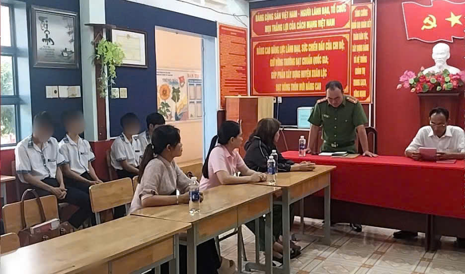 'Description: A group of people sitting at tables

AI-generated content may be incorrect.'