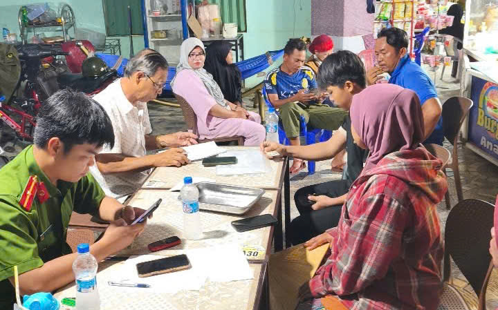 'Description: A group of people sitting around a table

AI-generated content may be incorrect.'