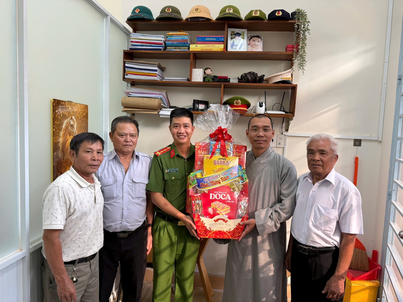 'Description: A group of men standing together and holding a large gift

AI-generated content may be incorrect.'