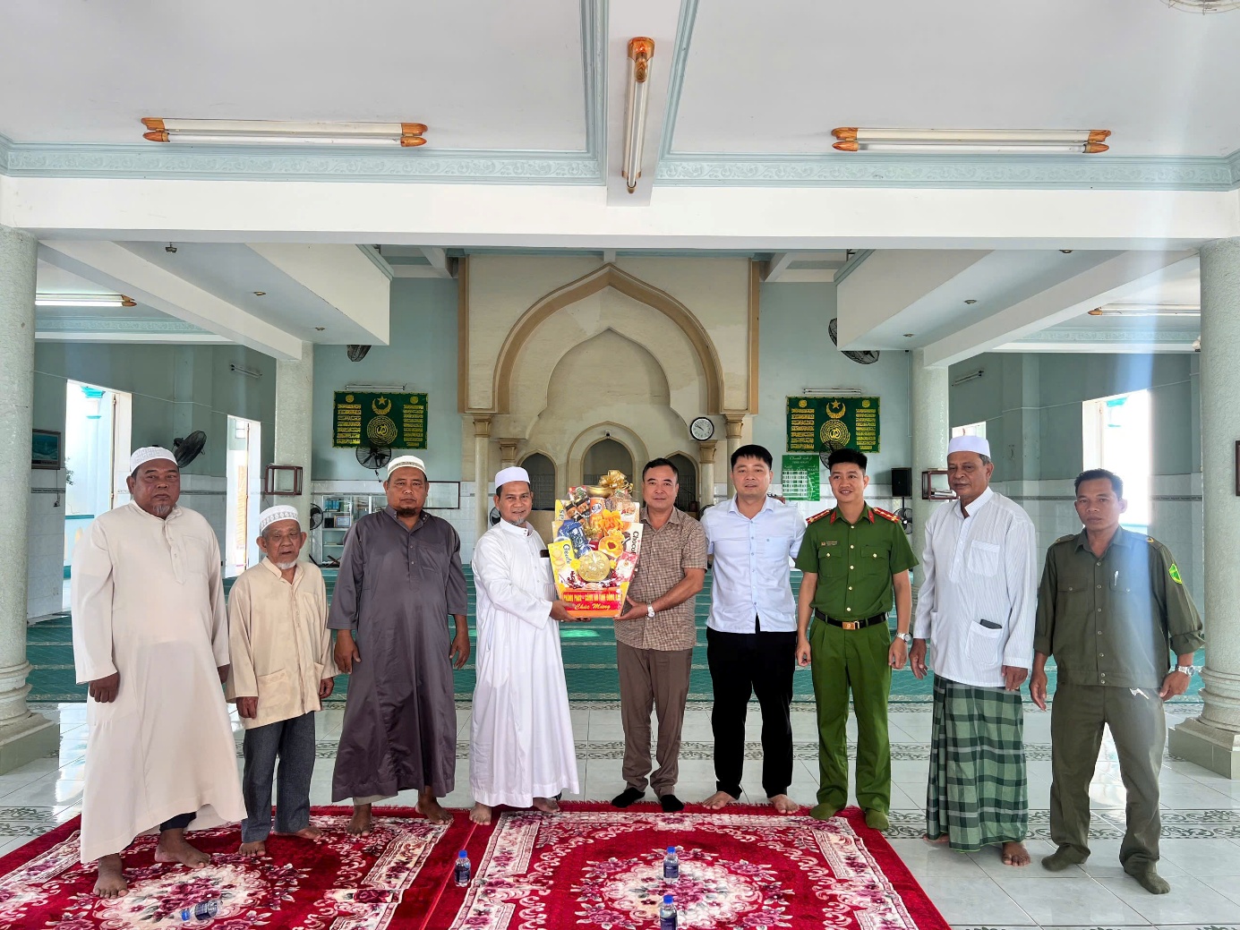 'Description: A group of people standing in a room

AI-generated content may be incorrect.'