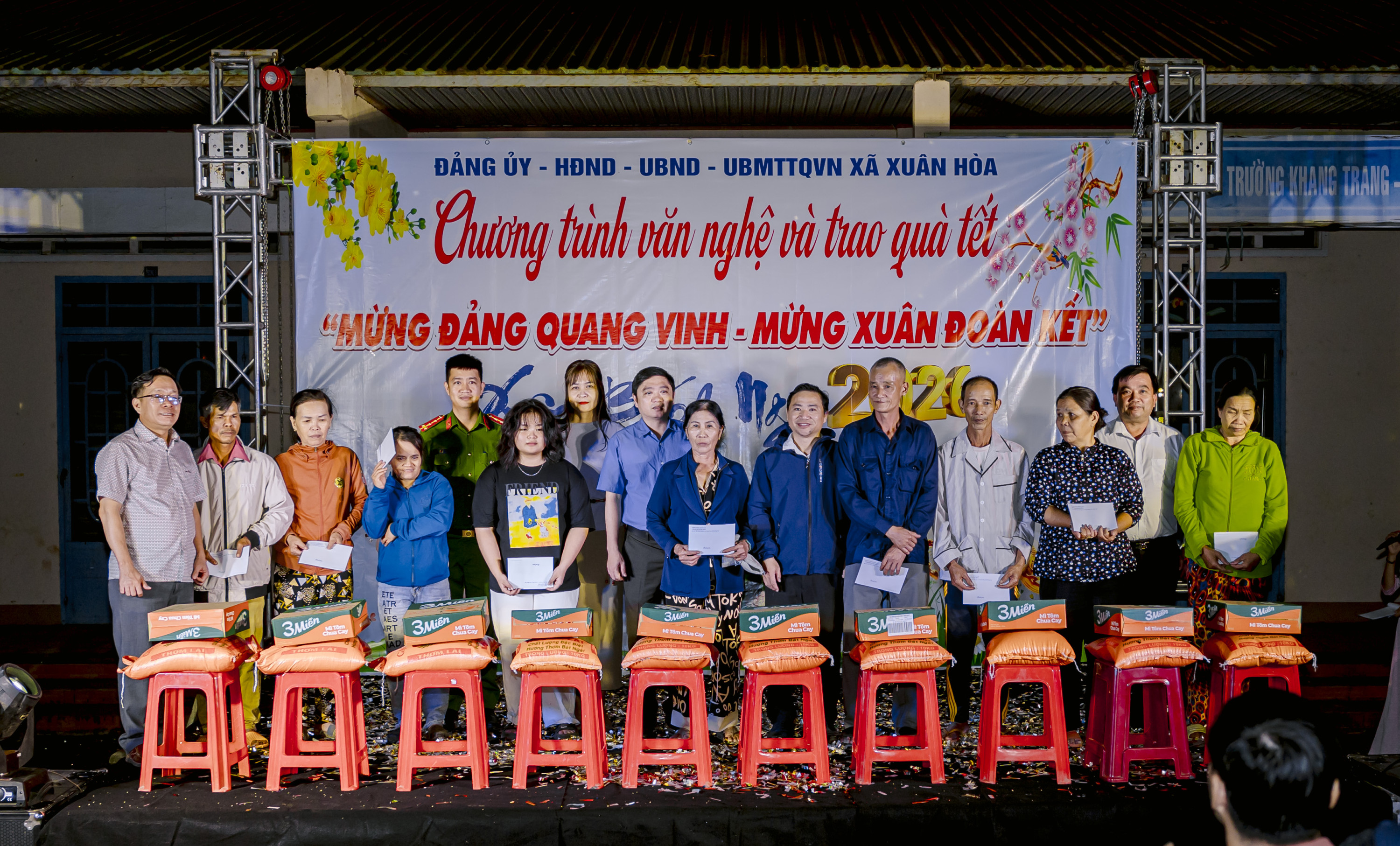 lanh dao UBND trao qua