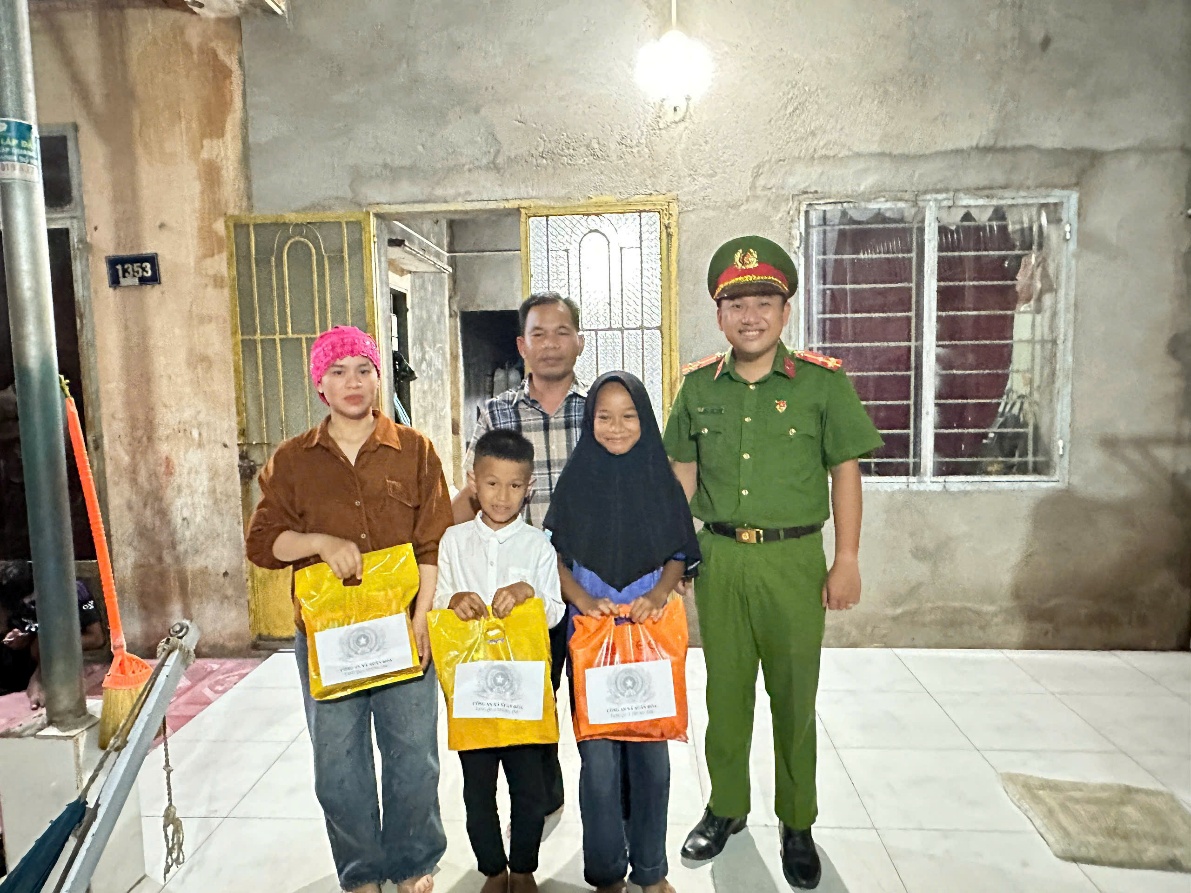 ''Description: A group of people standing in a room with bags

AI-generated content may be incorrect.''