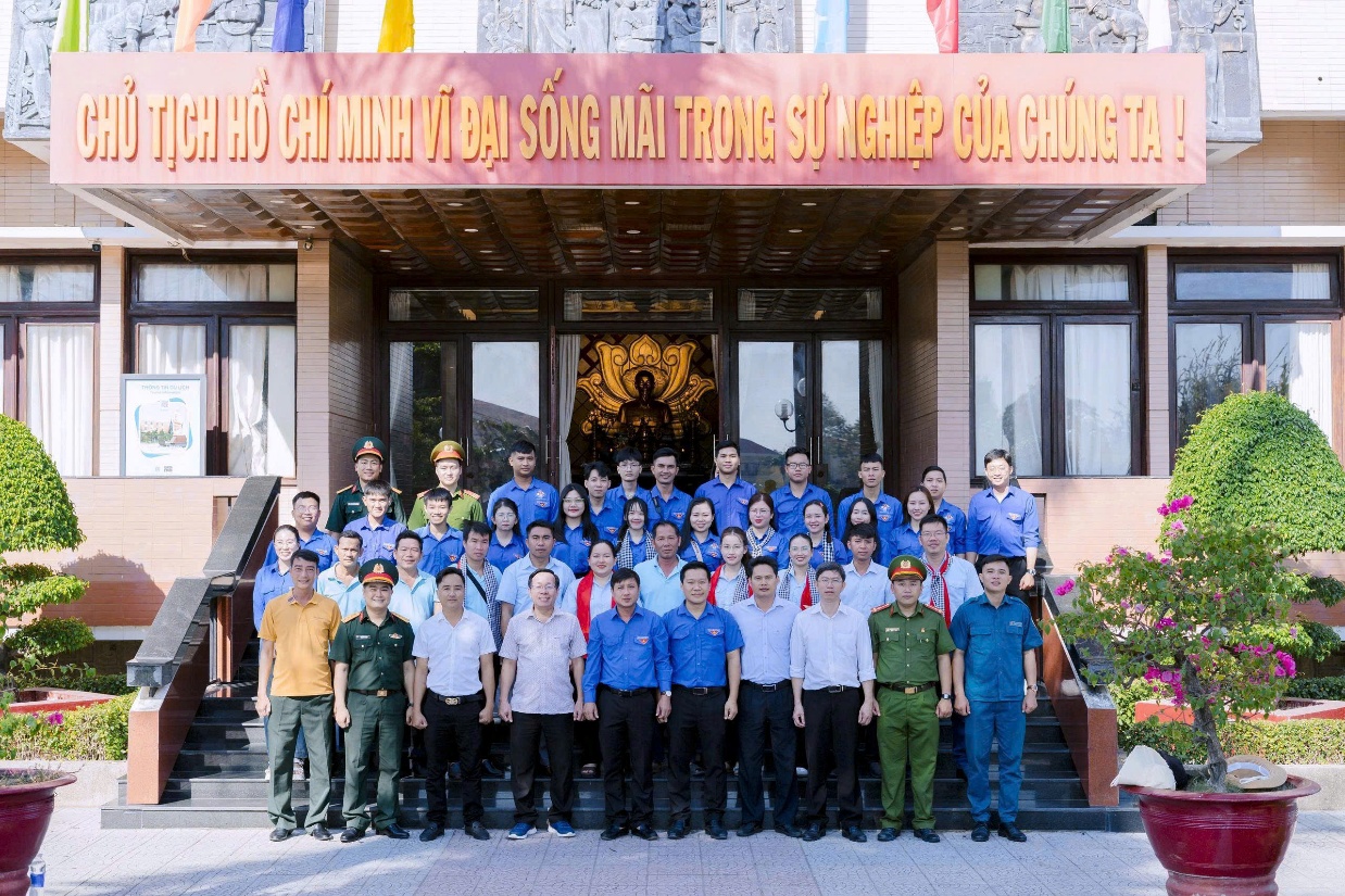 ''Description: A group of people standing in front of a building

AI-generated content may be incorrect.''